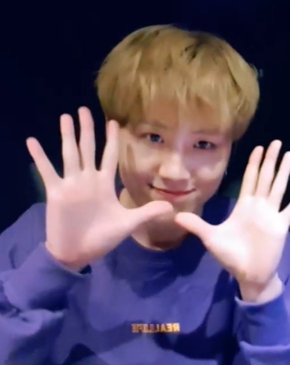 2soul8's tweet photo. 영훈아 고마워요❤️ 예쁘다😍😍 @7OC_official #SEVENOCLOCK #2soul #김영훈 #이솔 https://t.co/8szzl6R38w