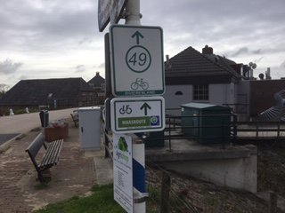 NLfietsland's tweet photo. Ook in het Rivierengebied worden de borden voor de vernieuwde #LFMaasroute opgehangen! De officiële opening op 25 april nadert. Wij kunnen niet wachten! En jij? 👉 Meer informatie: https://t.co/HShymn8Fy1 📸 @uiterwaarde https://t.co/3P4ULw0s4C