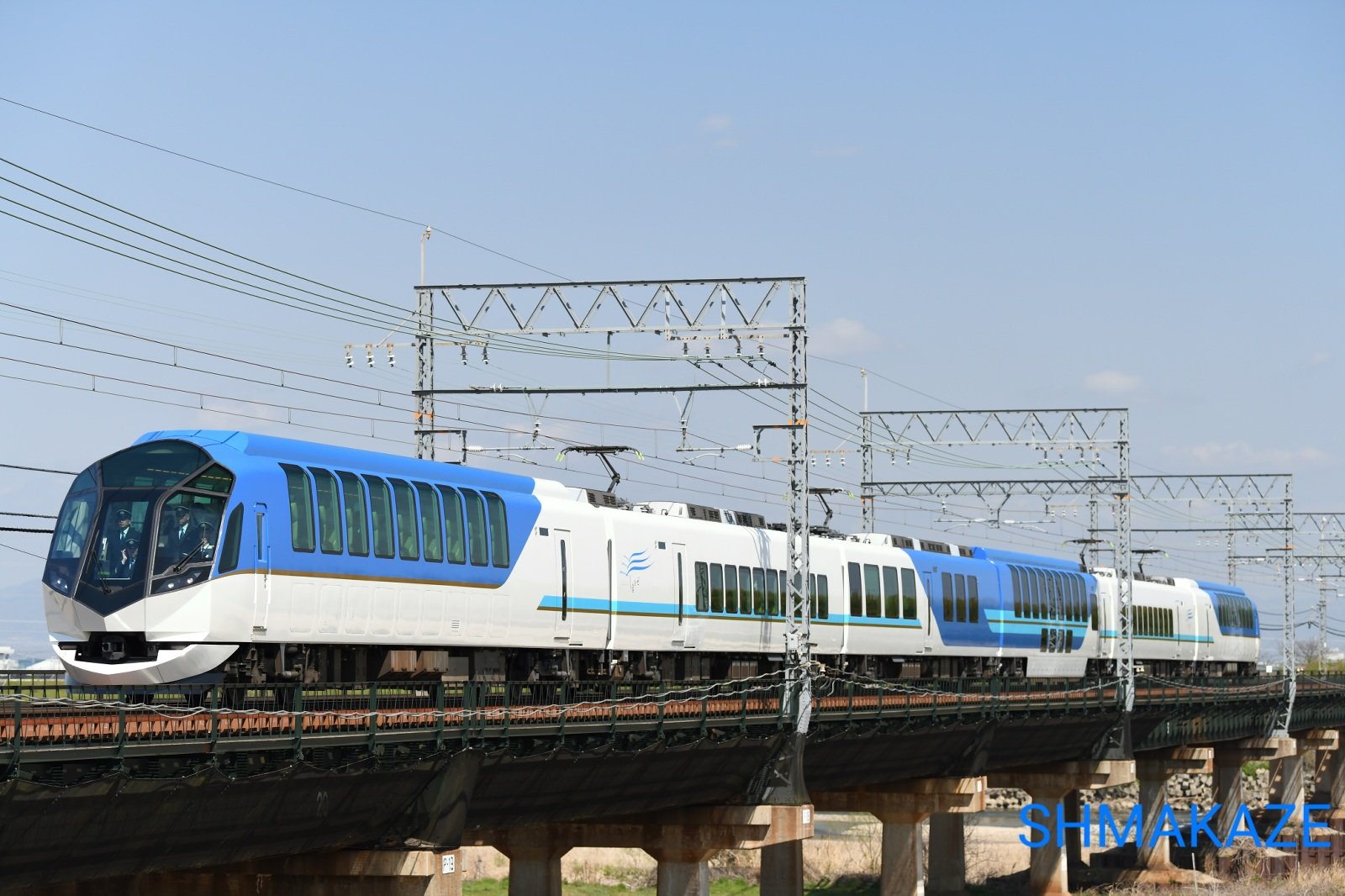 Shlmakaze 9001k 系 Sv02 観光特急しまかぜ 火曜日なので定期運行 上と違う所はパンタ向きとサロンとカフェ席向き逆反転になっていますこれは所定の向きなのでご了承ください お召し列車パワーで に回復なりました 富野荘 新田辺 木津川橋梁 観光