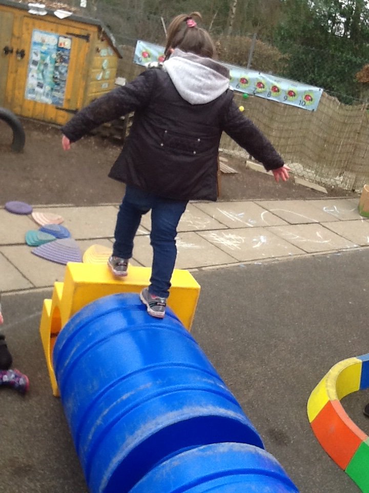 WilliamstonELC's tweet image. Lots of gross motor skills happening out in our garden today #grossmotorskills #usingimagination #roleplaying