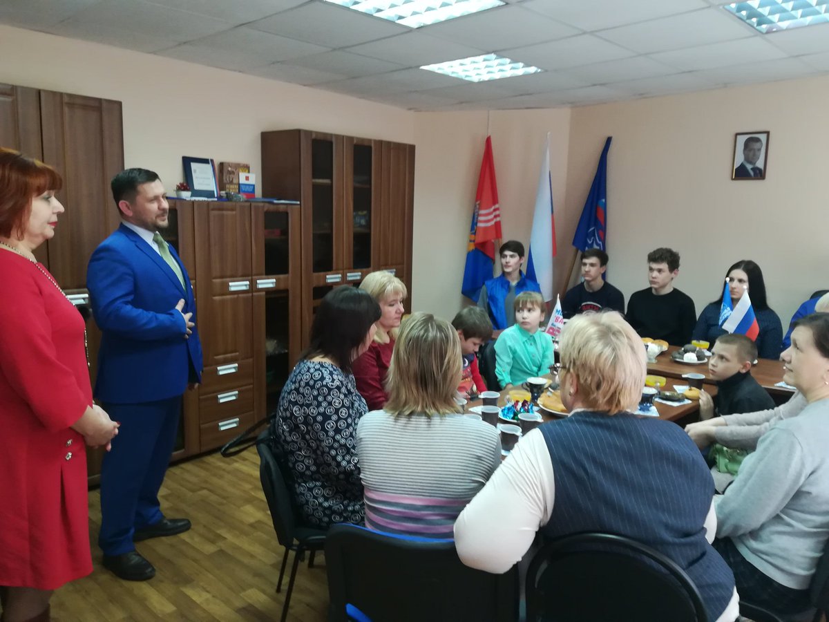 KinOp37's tweet photo. Сегодня в @KinOp37 поблагодарить за работу @mger_kineshma пришли: депутат, член Регионального Политсовета, @NikolayKostrov, исп. Секретарь @er_kineshma Грюнбаум С. В., член Ветеранской организации Соколова В. П., а так же дети и мамы из организации "Солнечный круг" https://t.co/Y5cPrw6GTe