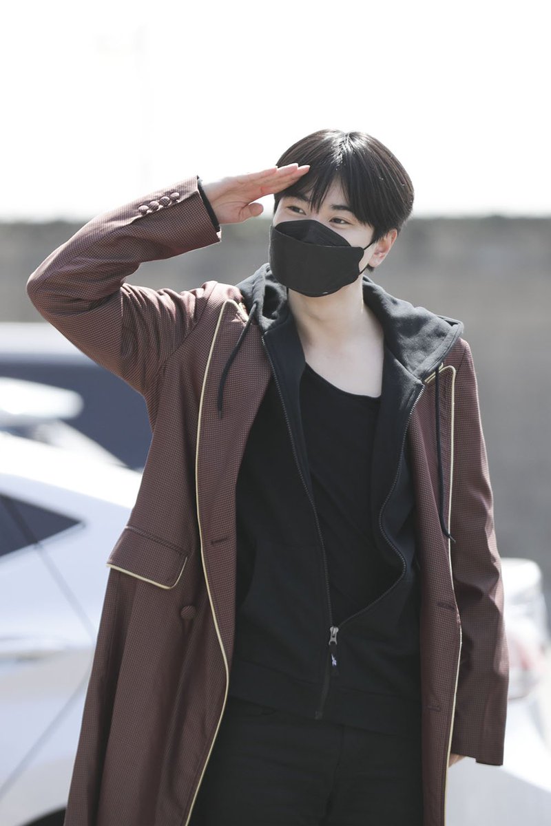 Official_IFNT's tweet photo. [#INFINITE] #🏰10 #충성
인스피릿! 조심히 잘 다녀오겠습니다!

#성열 이의 입대길을 함께해준 #동우 #성종 #대열 과 함께 👋
#조만간_움직이는_성열이도😉 https://t.co/AoVnTfgNgB