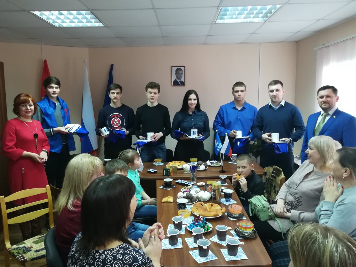 KinOp37's tweet photo. Сегодня в @KinOp37 поблагодарить за работу @mger_kineshma пришли: депутат, член Регионального Политсовета, @NikolayKostrov, исп. Секретарь @er_kineshma Грюнбаум С. В., член Ветеранской организации Соколова В. П., а так же дети и мамы из организации "Солнечный круг" https://t.co/Y5cPrw6GTe
