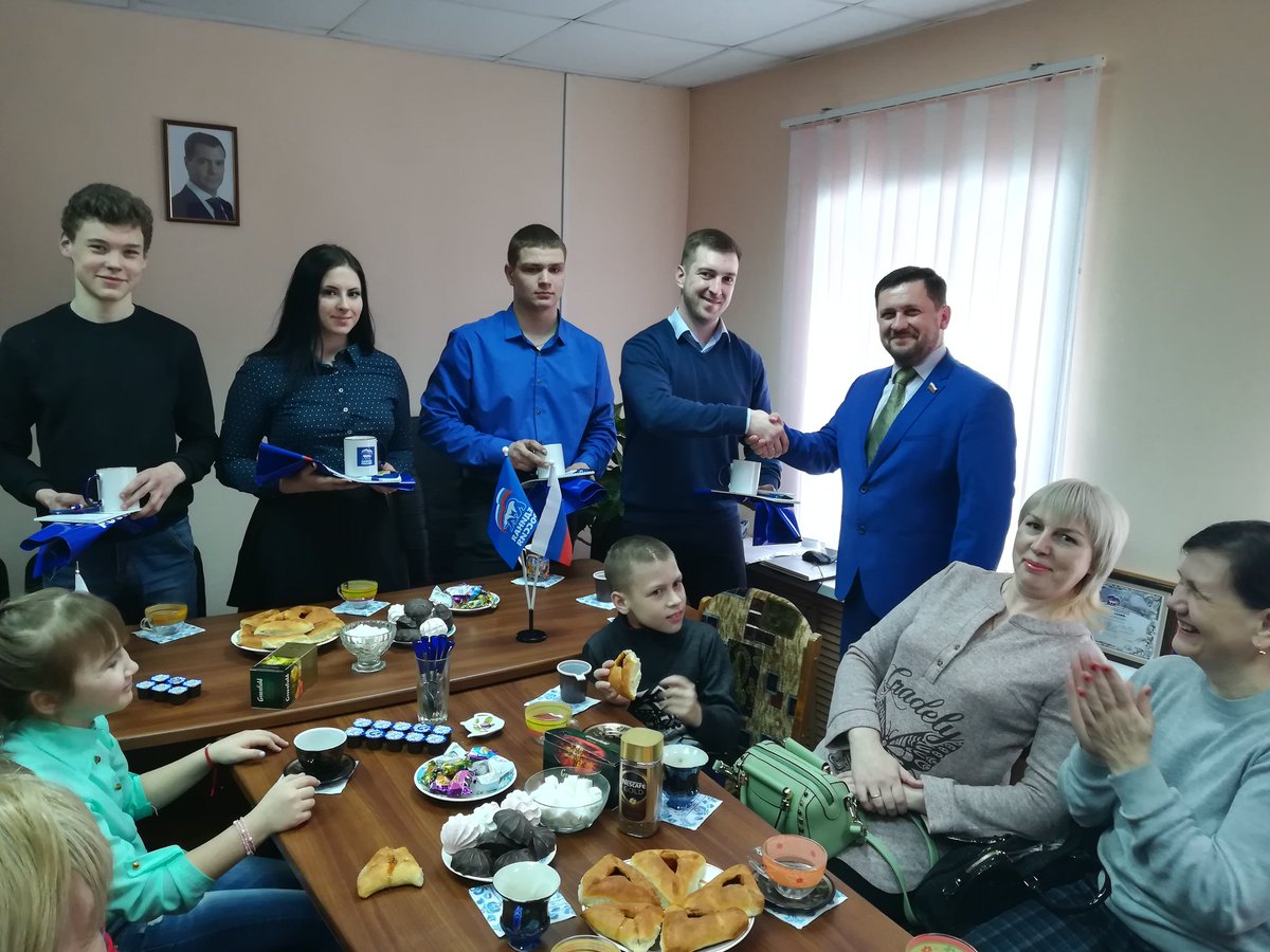KinOp37's tweet photo. Сегодня в @KinOp37 поблагодарить за работу @mger_kineshma пришли: депутат, член Регионального Политсовета, @NikolayKostrov, исп. Секретарь @er_kineshma Грюнбаум С. В., член Ветеранской организации Соколова В. П., а так же дети и мамы из организации "Солнечный круг" https://t.co/Y5cPrw6GTe
