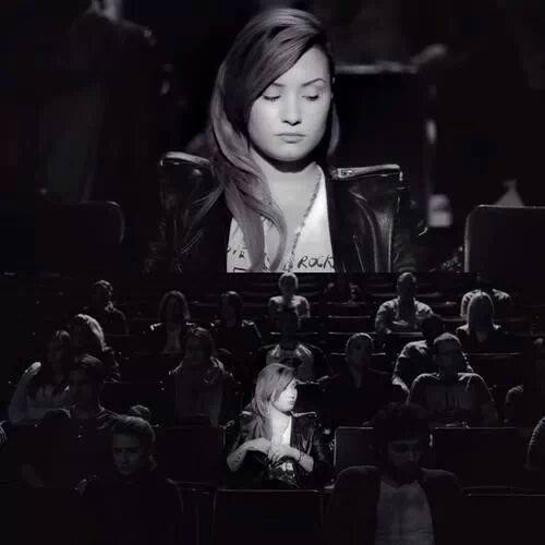 btsantonellarmy's tweet photo. Ti sei mai sentito solo in mezzo a centinaia di persone?

.... 

#solo #demi #demilovato #lovato #demi #quotes #alone #loneely #tristezza #depressione #siiforte #staystrong #youmakemestrong #forte #cuts #selfharm https://t.co/n4P0uieKu2