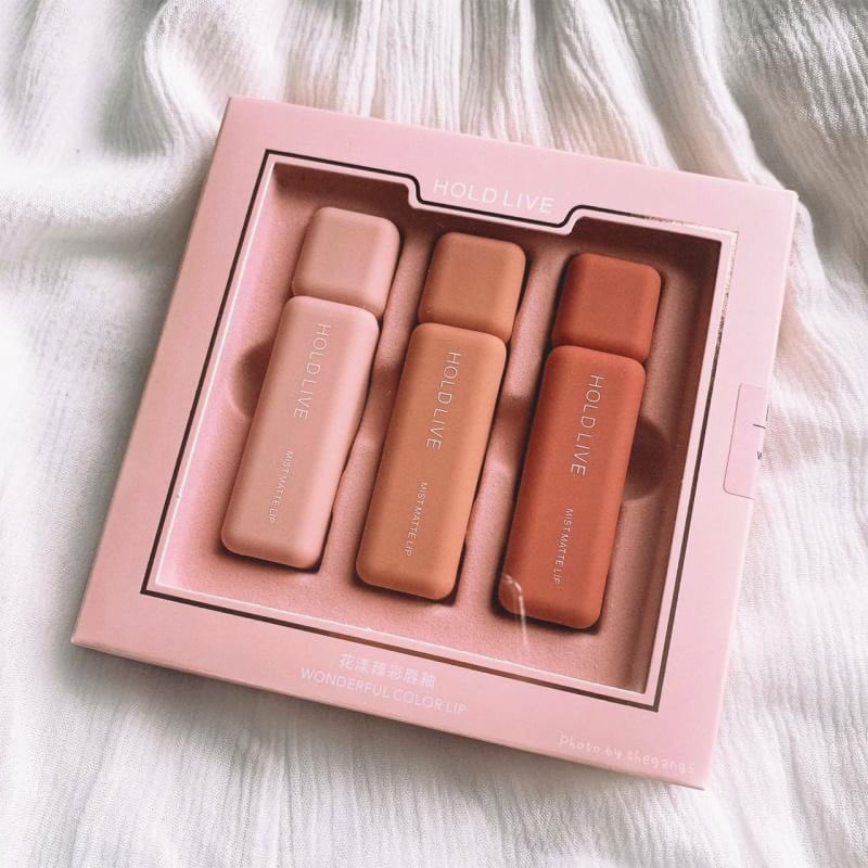 baconbbycy's tweet photo. Holdlive wonderful color lip เซตสุดน่ารักสีพลาสเทส แพ็คเกจน่ารักมากก ได้ 3 สี 3 เนื้อสัมผัสในกล่องเดียวกัน ทั้ง เนื้อแมท เนื้อเวลเวท เนื้อกรอส สีสวยทุกสี คุ้มมากกับเซทนี้
💞เซทละ 250บาทค่ะ #เครื่องสําอางเกาหลี #HowtoPerfect #รีวิวเกาหลี #ลิปสติก https://t.co/CGnLl4KYna