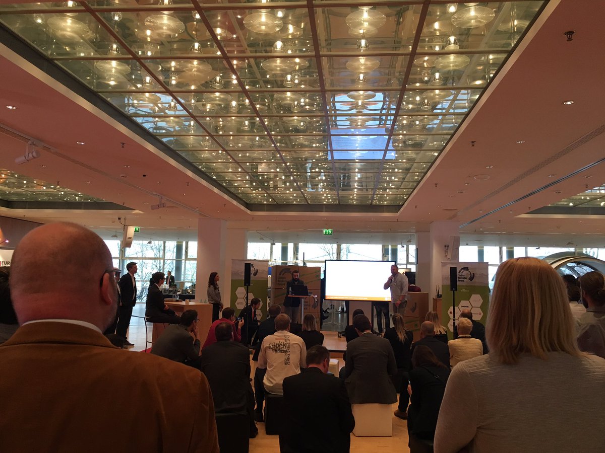 NPN_InsurTech's tweet photo. Full House, alle Plätze sind auch bei der 2. Pitch-Runde besetzt.

„Wir verifizieren Schadenbilder innerhalb von Sekunden“, Enrico Bolloni, CEO &amp; Co-Founder von @PicsureAI 
#crockstaraward #vflmks https://t.co/NpdcdksTF3