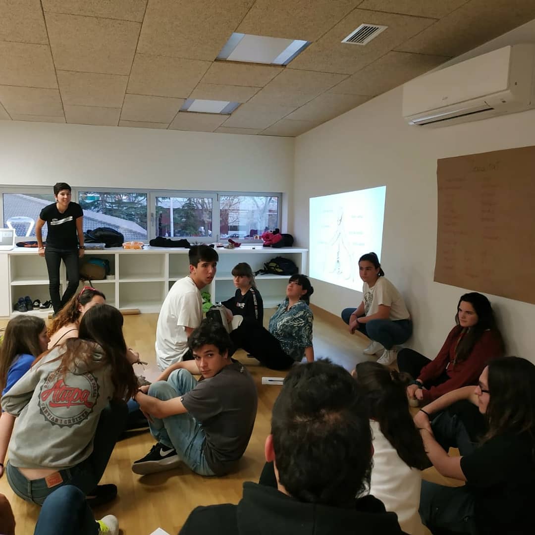 sommandragores's tweet photo. 🙋Vivim en una societat hipersexualitzada que nega (encara) l'educació sexual i afectiva d'infants, joves i adults 🔥Per sort, anem obrint escletxes 🙌 Dissabte vam ser al #DeFormat on vam fomentar l'autoconeixement i desmuntar mites que pesen molt més del que creiem...Seguim!💜 https://t.co/ww5pwusuzt
