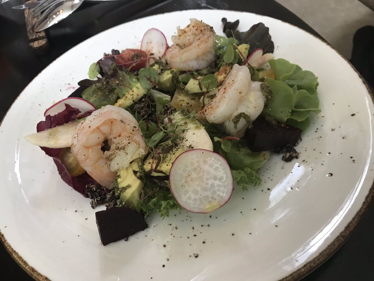 rinkon99's tweet photo. 料理が美味しいのはもちろんなのですが、私がこのレストランをおすすめしたい何よりの理由は330THB以上のセットに付いてくるパンの美味しさ!!付属品なのにこれがメインと言っても過言ではないレベルです。写真はパン+メイン料理3種です。#タイ #バンコク #タイ料理 #グルメ #HansarHotel #Elefin https://t.co/axzTE9wAdZ