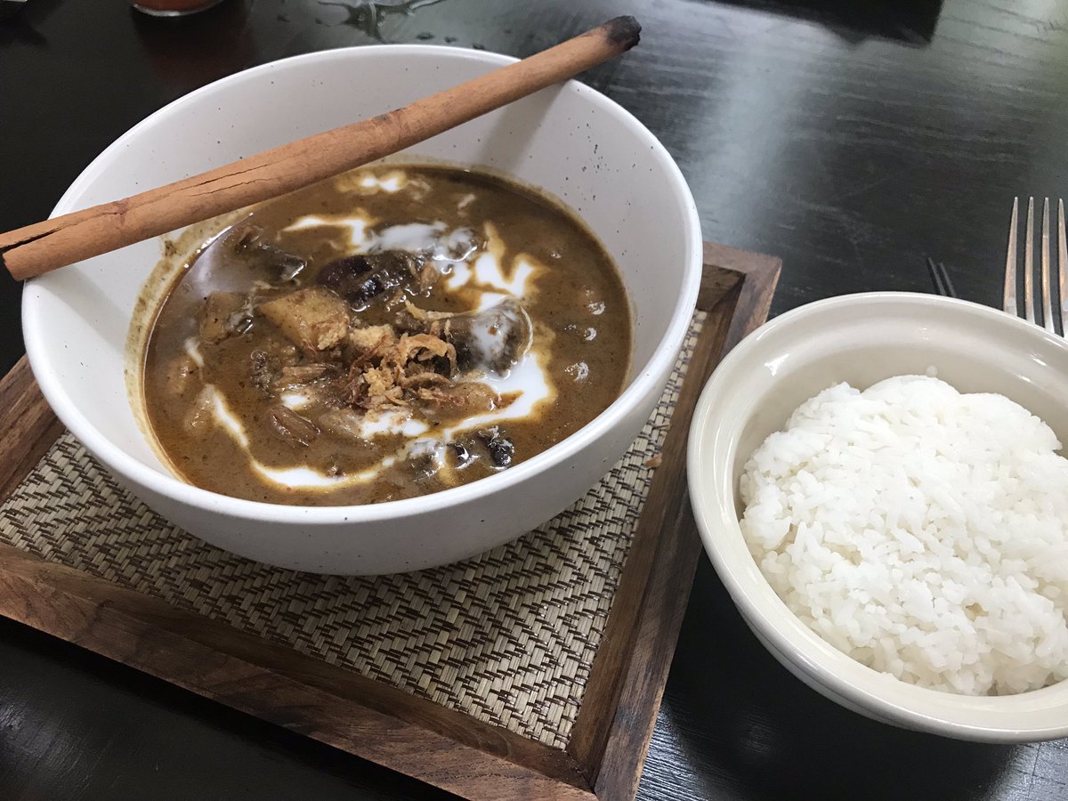 rinkon99's tweet photo. 料理が美味しいのはもちろんなのですが、私がこのレストランをおすすめしたい何よりの理由は330THB以上のセットに付いてくるパンの美味しさ!!付属品なのにこれがメインと言っても過言ではないレベルです。写真はパン+メイン料理3種です。#タイ #バンコク #タイ料理 #グルメ #HansarHotel #Elefin https://t.co/axzTE9wAdZ