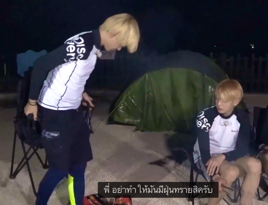 yponer_'s tweet photo. บวย 3 ตอนไปแค้มปิ้งย่างเนื้อกินกัน เป็นครั้งเดียวที่จองกุกดุแท เพราะเจ้าอ้วนขยับเก้าอี้ทำให้เป็นฝุ่น พอเห็นพี่งอนเลยง้อด้วยการบอกว่าถ้าไม่มาเดี๋ยวอดกินนะ คนพี่รีบมาอย่างไว เนี่ย! เป็นไง วิถีกูรูเรื่องง้อแฟนด้วยอาหาร #vkook #taekook https://t.co/Ov5Gvl2TV1