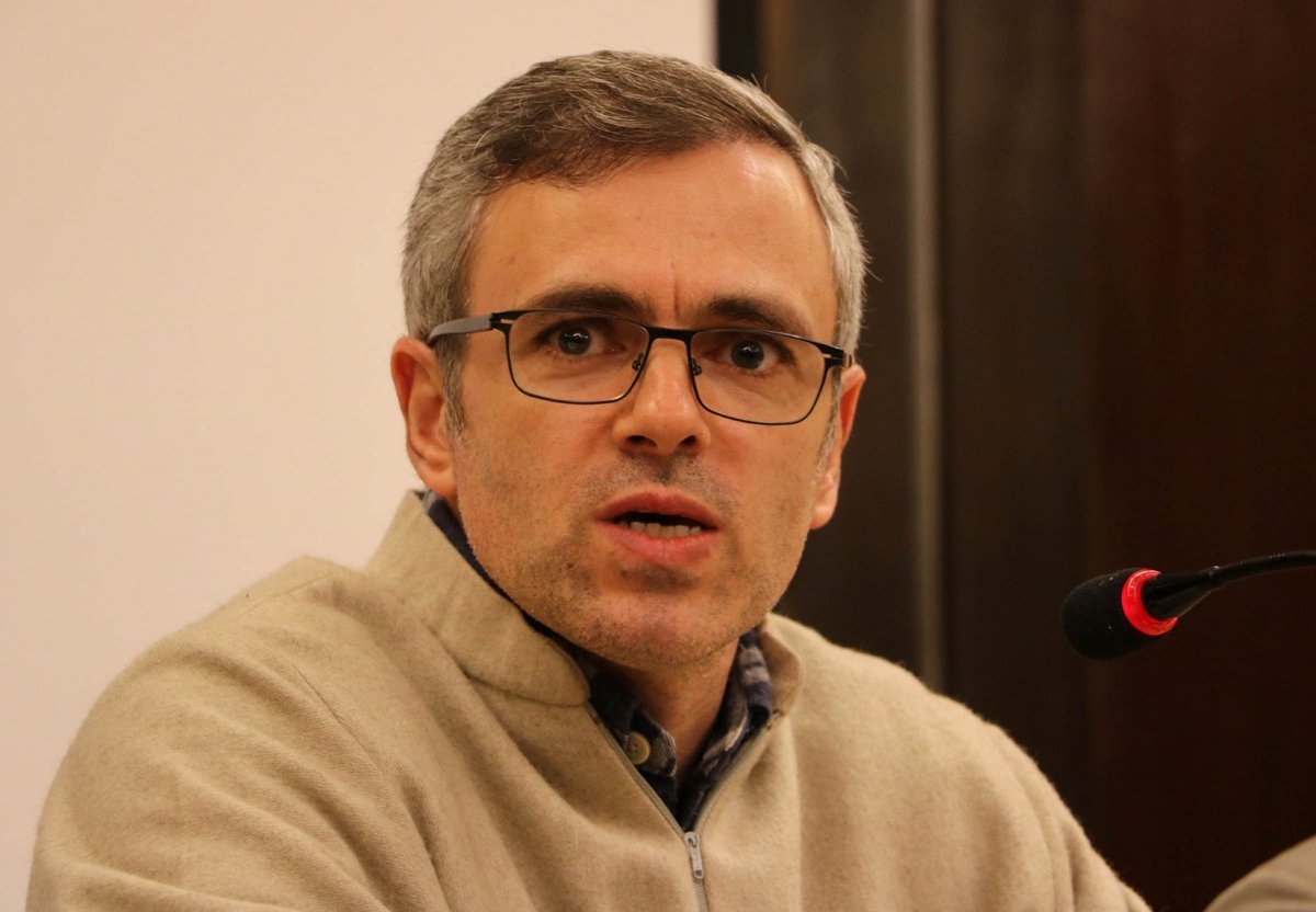 ians_india's tweet photo. Former #JammuAndKashmir Chief Minister #OmarAbdullah visited #Hajin town in #Bandipora district to condole the family of 11-year-old #AtifMir who was killed after being held hostage by two #Pakistani LeT militants.

Photo: IANS https://t.co/xstVtngIDg