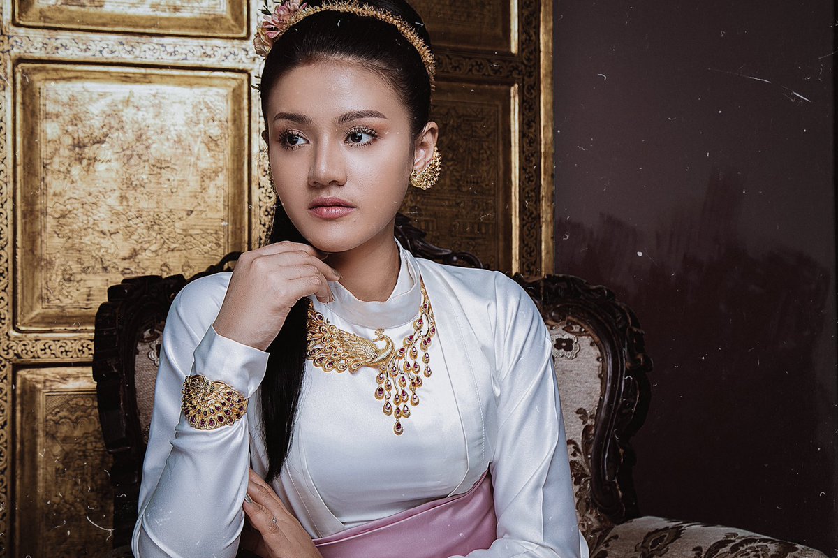 FSquadMyanmar's tweet photo. #Burma #lady 
Actress : Paing Phyoe Thu 
Stylist &amp; Art Director #PTH 
#Asia #asian #actress #vintage #fashion https://t.co/o8ROH56VkT