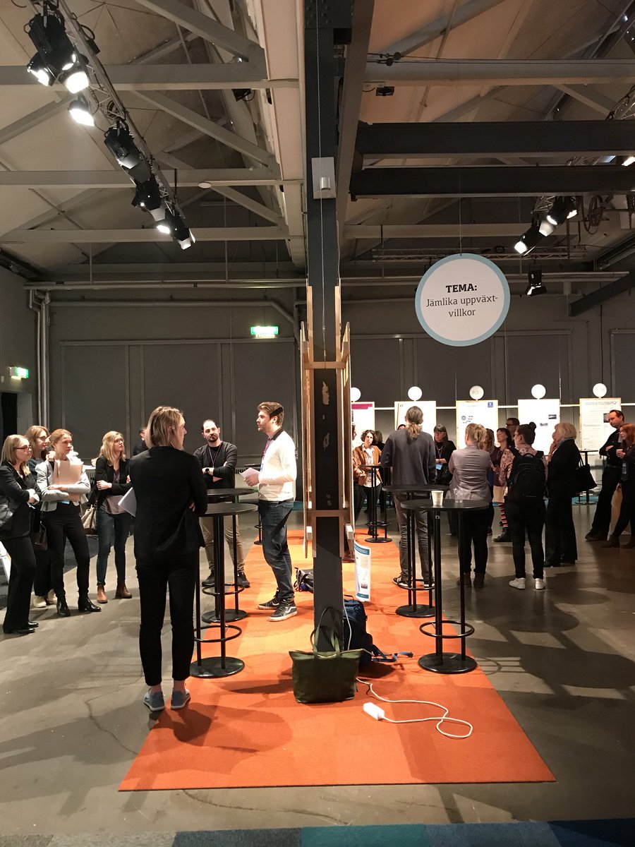 forteforskning's tweet photo. De parallella aktiviteter är i full gång på #ForteTalks2019. Här pågår två postervisningar på vardera sida av samma vägg. https://t.co/92m7qG2ZWF