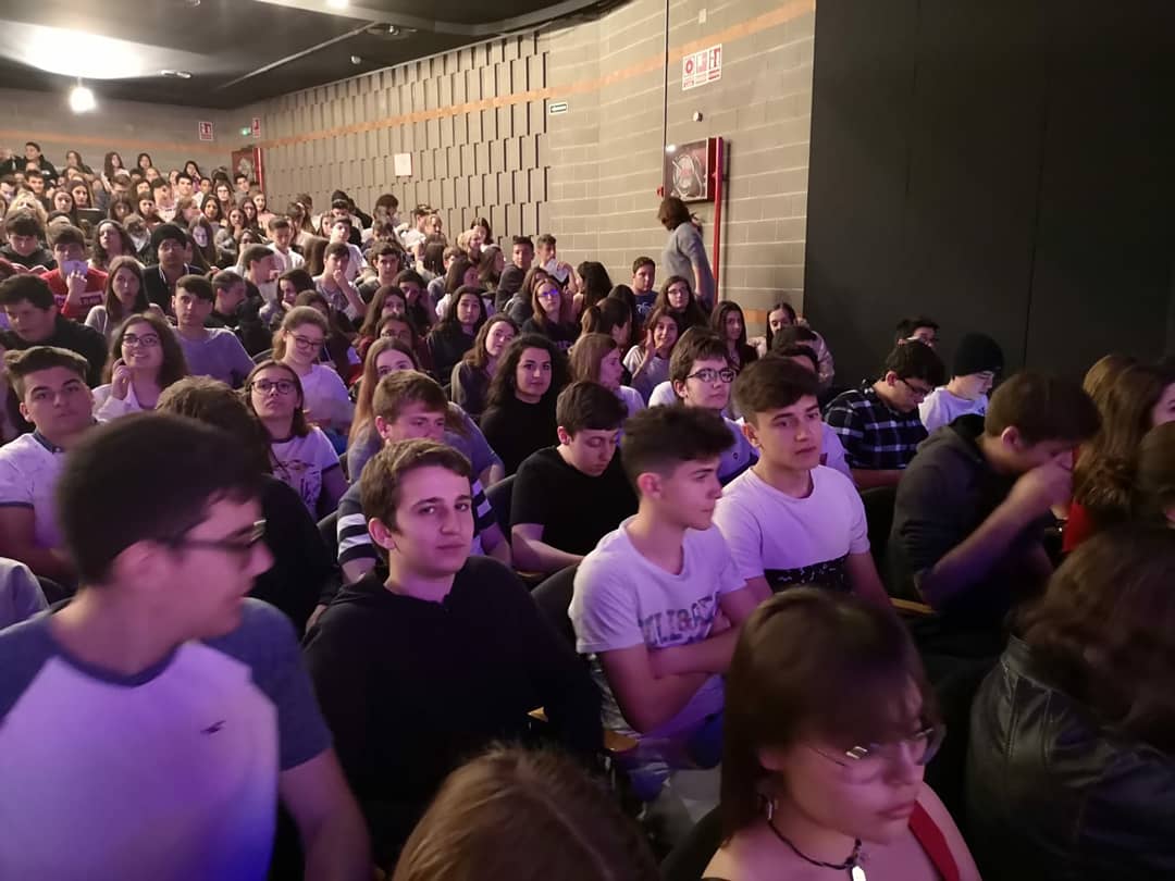 We have gone to see the play Hamlet or not and now we are going to have lunch in Plaça Reial #learningandhavingfun #batxillerat