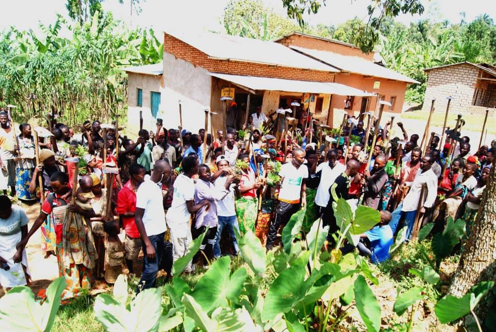 akezanet's tweet photo. Ce 22 mars, Emmanuel Niyoyabikoze à travers son projet Greening Burundi, a planté près de 10.000 arbres. L’activité “tree planting” a vu la participation de plus de 300 jeunes.
#akezanet #lesbeautesdecheznous #treeplantingevent https://t.co/0eb6Pxlhrb
