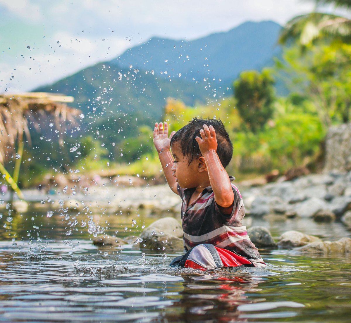 DynaaMiike's tweet photo. A way of life that is threatened by the construction of Kaliwa Dam.

This problem is not unheard of, but I was fortunate enough to witness the lives of the Dumagats whose lives were built by the river. It is something I want you all to see. https://t.co/u7pPL9cFub