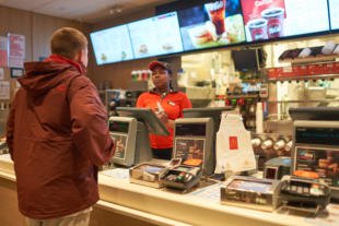Merca20's tweet photo. McDonald's compra una compañía para personalizar sus menús al "estilo Amazon" - https://t.co/9md6lbdyqX https://t.co/vUdknUJuyS