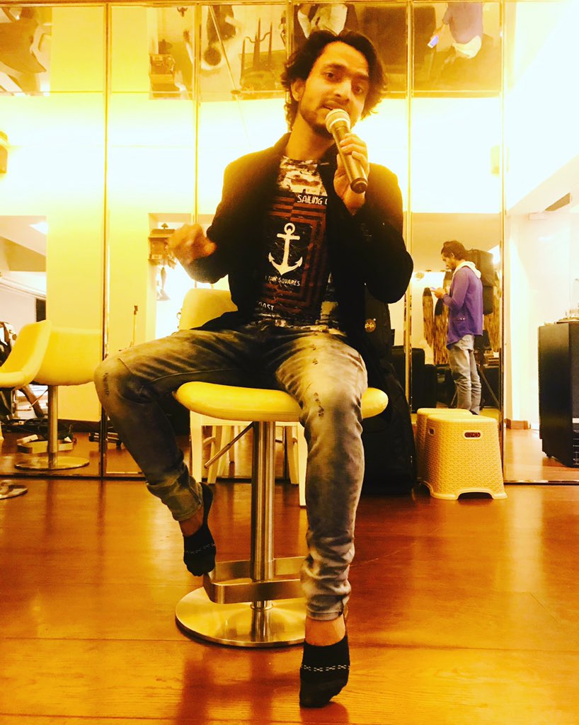 NazimKAli1's tweet photo. Last days #unplugged awesome performance random clicked Harmaan Nazim K Ali 
PC Naeem Naeem
How’s it ? https://t.co/KFneJ07TGC