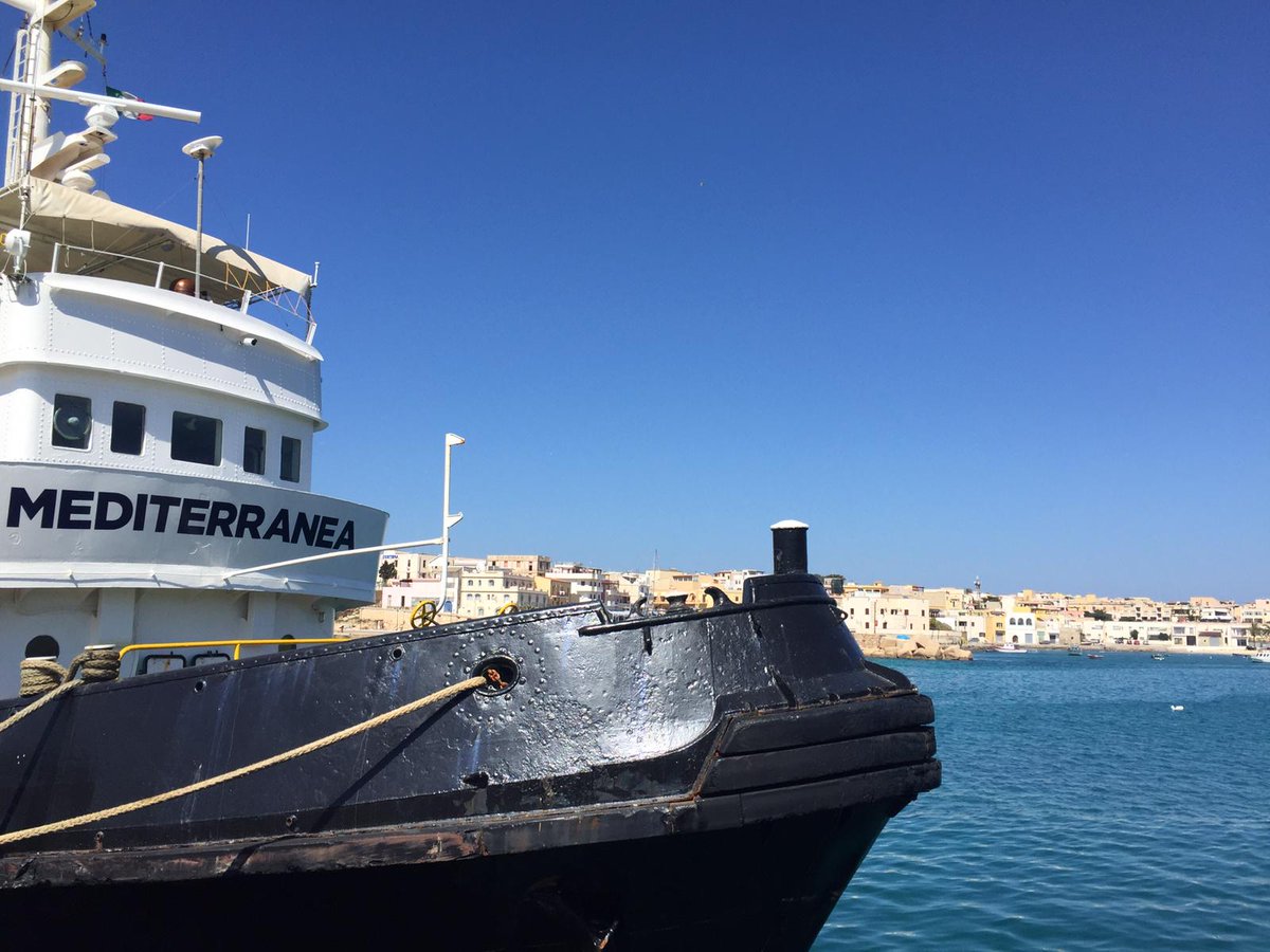 "PRIMA SI SALVA, POI SI DISCUTE"

#video di Francesco Malingri sul salvataggio del 18 marzo, lo sbarco a #Lampedusa del 19 e il sequestro della #MareJonio.

#SavingHumans 
#FreeMareJonio 
#freeTheShips 
#Mediterranea <a href="/RescueMed/">Mediterranea Saving Humans</a> 

facebook.com/Mediterraneare…