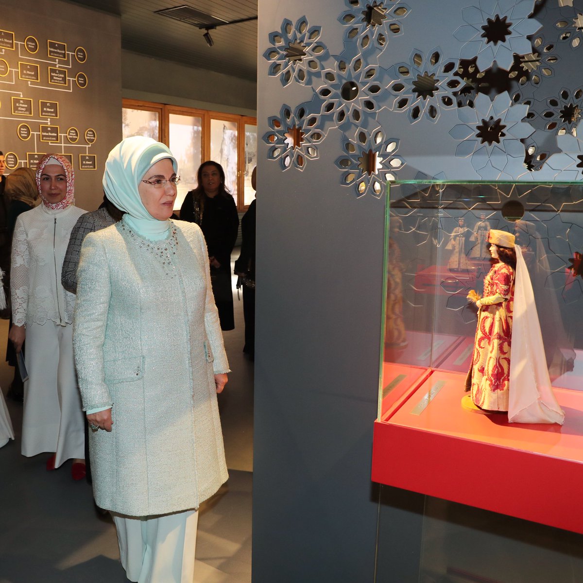 EmineErdogan's tweet photo. Bugün, benim için özel bir yere sahip, ‘çocukluğum, gençliğim’ demek olan Üsküdar’da, Üsküdarlılarla biraraya gelmekten mutluluk duydum. @uskudarbld https://t.co/ObLdHdR7SR