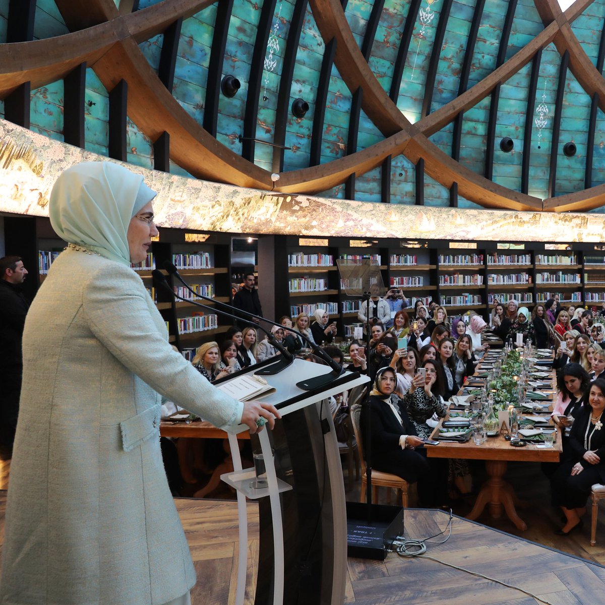 EmineErdogan's tweet photo. Bugün, benim için özel bir yere sahip, ‘çocukluğum, gençliğim’ demek olan Üsküdar’da, Üsküdarlılarla biraraya gelmekten mutluluk duydum. @uskudarbld https://t.co/ObLdHdR7SR