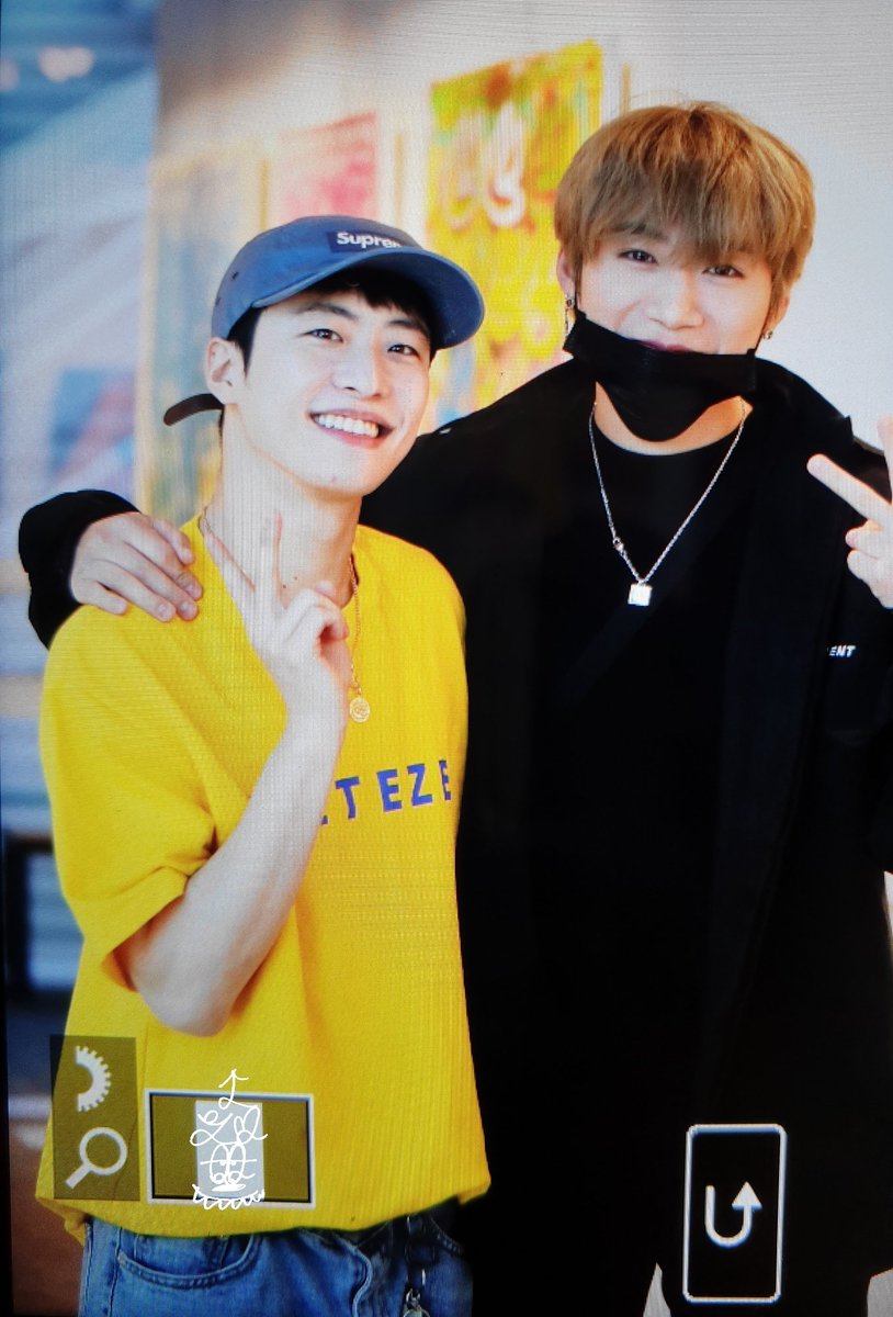 DaewonBrasil's tweet photo. ☂️ | #PREVIEW 📸 | 24.03.19 | Daewon visitando a exposição de Feeldog. 

© JustFeeldog

#대원 #DAEWON #박대원 #유앤비 #UNB #MADTOWN #매드타운 https://t.co/nmb9l5PrJh