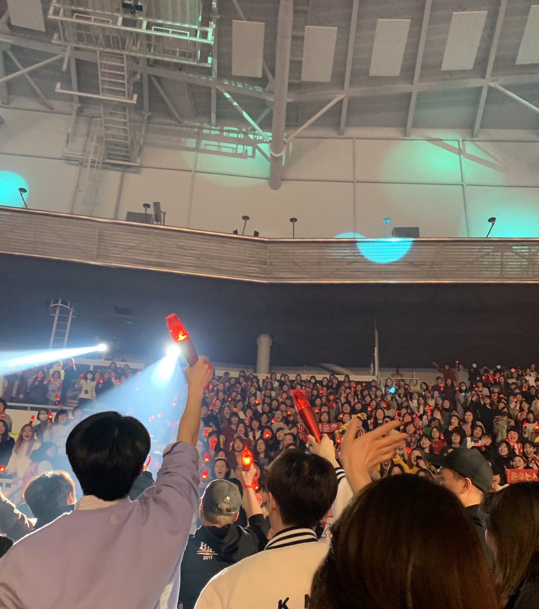 Taeil & Doyoung spotted together on TVXQ! -Circle- Concert on 190319! ;__;♡taeil was wore white jumper jacket and raisen up tvxq's lightstick in venue, and also doyoung too! such a supportives family and juniorㅠㅠ the best!!!