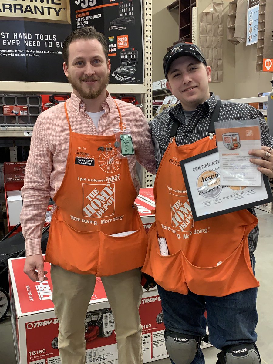 alisosky's tweet photo. SASM George presenting associate Justin with a customer service award. Justin sets an example to his peers, always providing best in class customer service every single day. Great job, Justin! @billmurph5 @hd6223 @hmalak @CharlesMRivers1 @georgegray3 @JasonArigoni https://t.co/2urewJFKE1