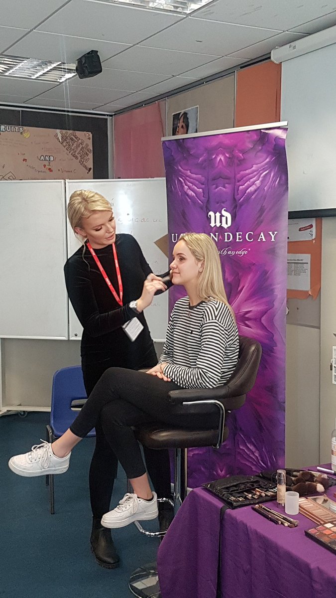 TASTE_Rest's tweet photo. @UrbanDecay #udmakeupstudio #beauty #makeup #students @westlondoncol @lisa_hardy1 https://t.co/e7CUvHM9oT