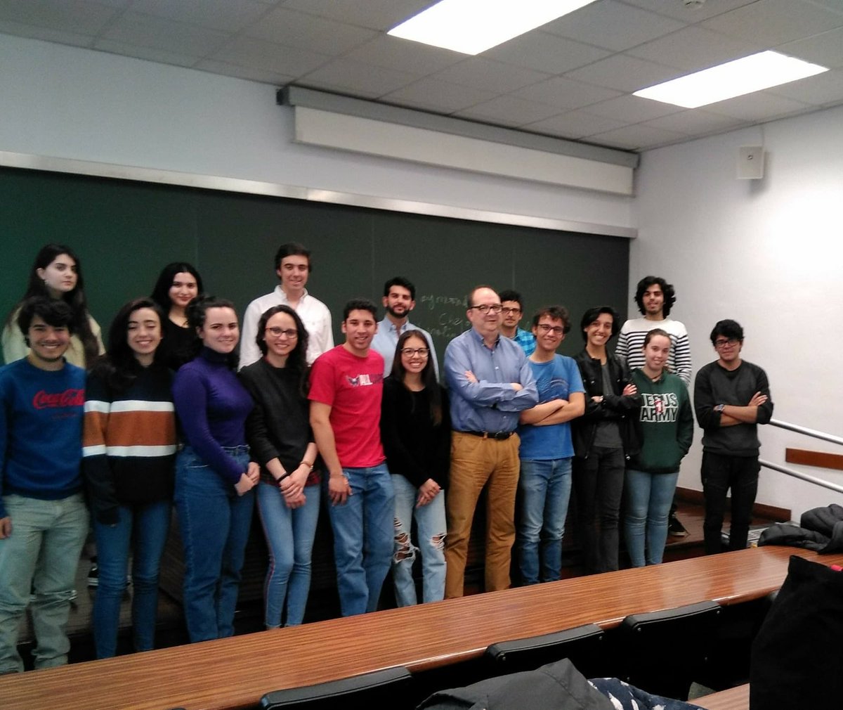 fylunav's tweet photo. Los alumnos de primero de Literatura y Escritura Creativa han podido disfruta de una masterclass con el escritor @PedroUgarte6. ¡Gracias por la visita! #LECUnav https://t.co/M896CQ7S7r