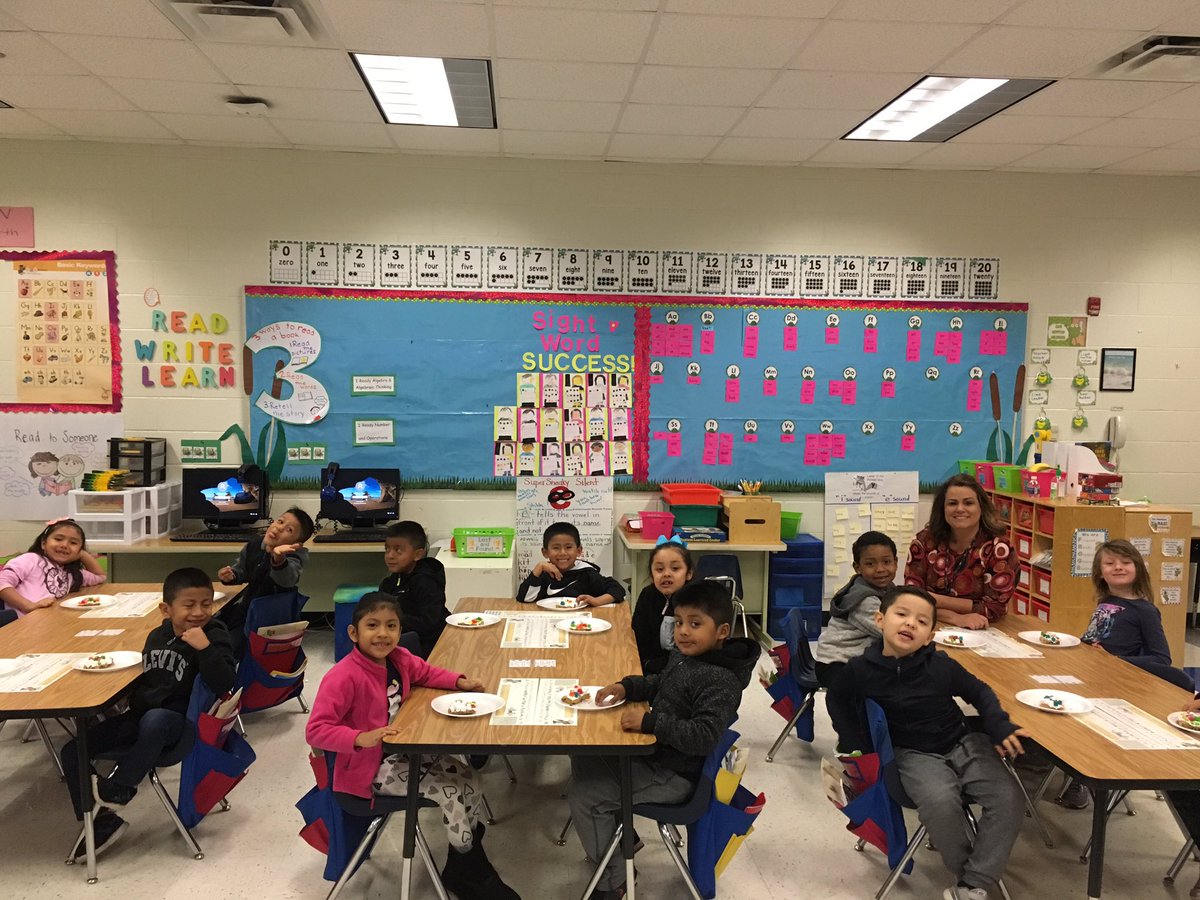 lauracasey3's tweet photo. Ms. Little’s class is celebrating their advancing readers! Proud of their hard work and dedication to reading! @Hasty_Huskies #ccsdils #CCSDkidsread #CCSDgetreading @MeganLittle01 https://t.co/hL9z1QALAC