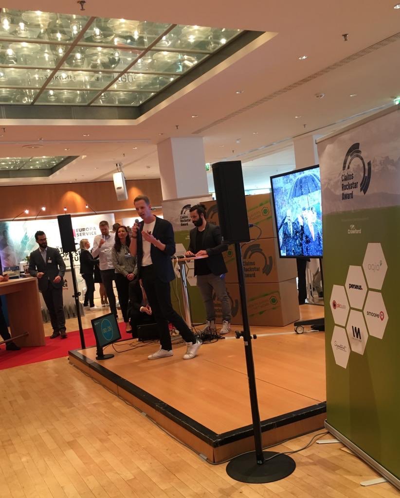 NPN_InsurTech's tweet photo. Er bezeichnet sich selbst als „Tracking Rockstar“ - Sebastian Stoll, Founder von @BeOnTrackDT, der aktuell auf unserer Pitch-Bühne seine Mobilfunktechnologie zur Ortung von vermissten Gegenständen und Personen vorstellt. 
#crockstaraward #vflmks https://t.co/UZVWWWvhZs