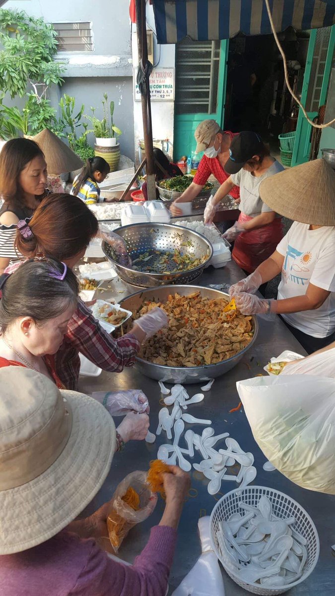 LISANATIONS_'s tweet photo. LISA BIRTHDAY PROJECT FROM LisaVN PART 1 ✨

We was cooked and give the foods to patients at 115 Hospital in Ho Chi Minh city

#BLACKPINK #LISA #LALISA #블랙핑크 #리시 #AceLalisaDay https://t.co/BkAJTPnZvW