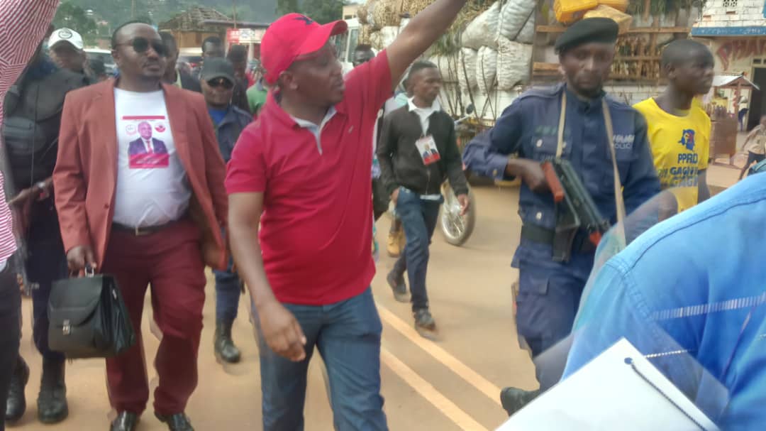 MoiseMirevo1's tweet photo. Arrivée triomphale à Butembo# @BillyKambale1 ,@amatobayu- @rodkisando# vers le lieu du meeting VGH .@Presidence_RDC https://t.co/tL9OseWyH8
