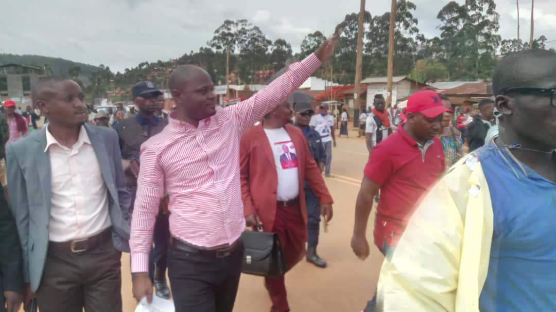 MoiseMirevo1's tweet photo. Arrivée triomphale à Butembo# @BillyKambale1 ,@amatobayu- @rodkisando# vers le lieu du meeting VGH .@Presidence_RDC https://t.co/tL9OseWyH8