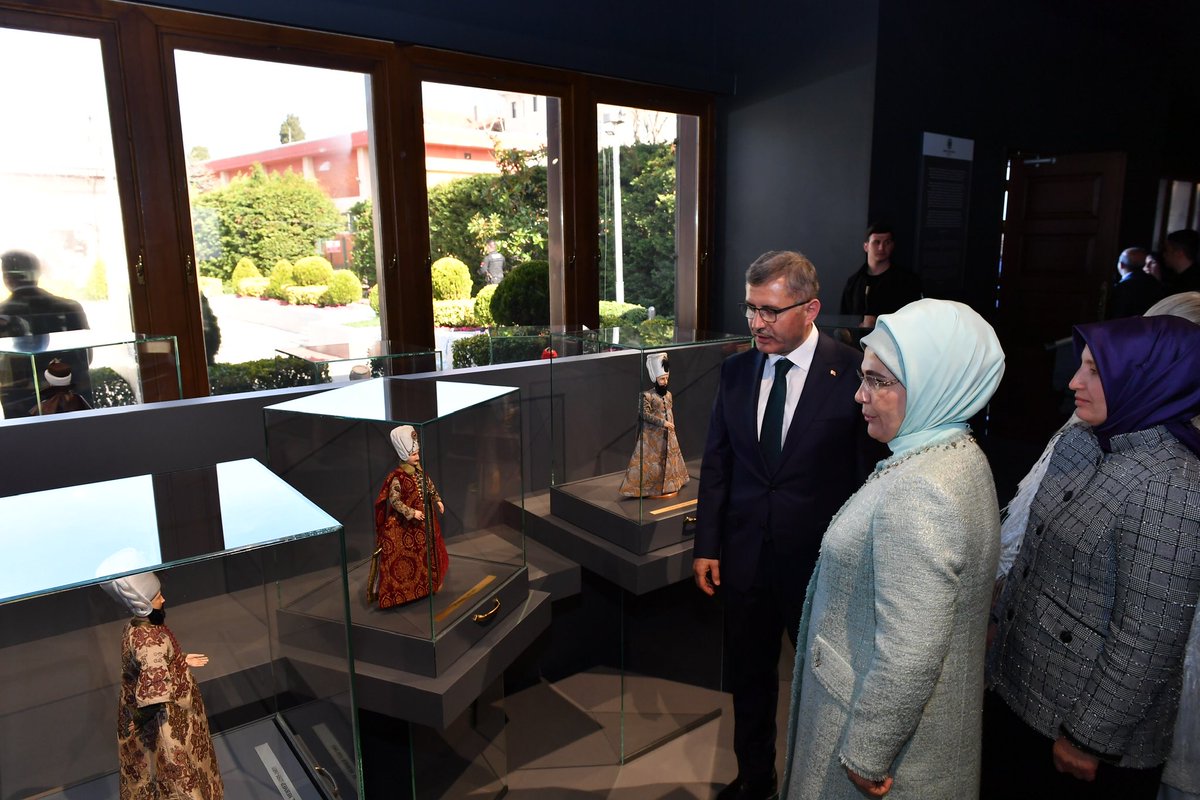Bugün Üsküdar’da çok önemli bir misafirimiz vardı. İş, siyaset ve cemiyet hayatından değerli hanımefendilerin katılımı ile düzenlediğimiz Üsküdar Kadın Buluşmalarını teşrifleri ve konuşmaları ile şereflendiren Sn. Emine Erdoğan Hanımefendi’ye şükranlarımı sunuyorum.