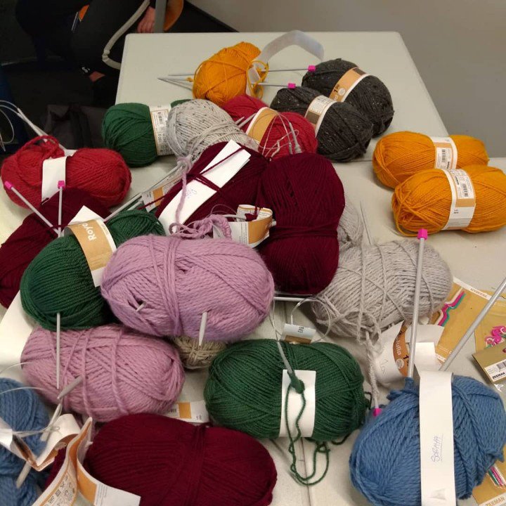 WellantAmf's tweet photo. Leerlingen breien tijdens de VVV (= een keuze-uur) hun eigen sjaal. Deze workshop is zo populair, dat de volgende 6 weken al helemaal volgeboekt zijn! https://t.co/Q6Tpprj4vh