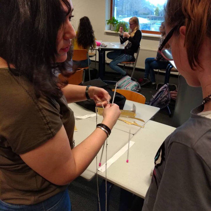 Leerlingen breien tijdens de VVV (= een keuze-uur) hun eigen sjaal. Deze workshop is zo populair, dat de volgende 6 weken al helemaal volgeboekt zijn!