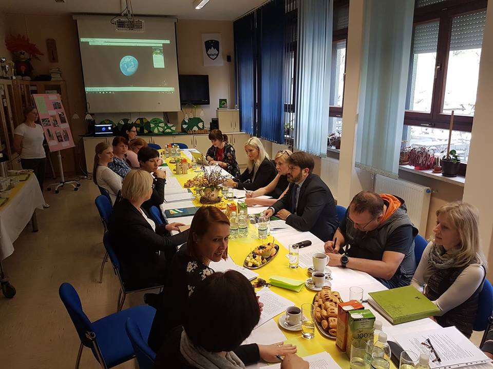zagovornik's tweet photo. Stanovalci in uporabniki CUDV Črna na Koroškem so @Zagovorniku predstavili svet in parlament uporabnikov. Organa sta namenjena soodločanju stanovalcev in uporabnikov v procesih Zavoda.
#terenskiobisk #Koroška #CUDV #zagovorniknaterenu https://t.co/MaRxHZgfQQ