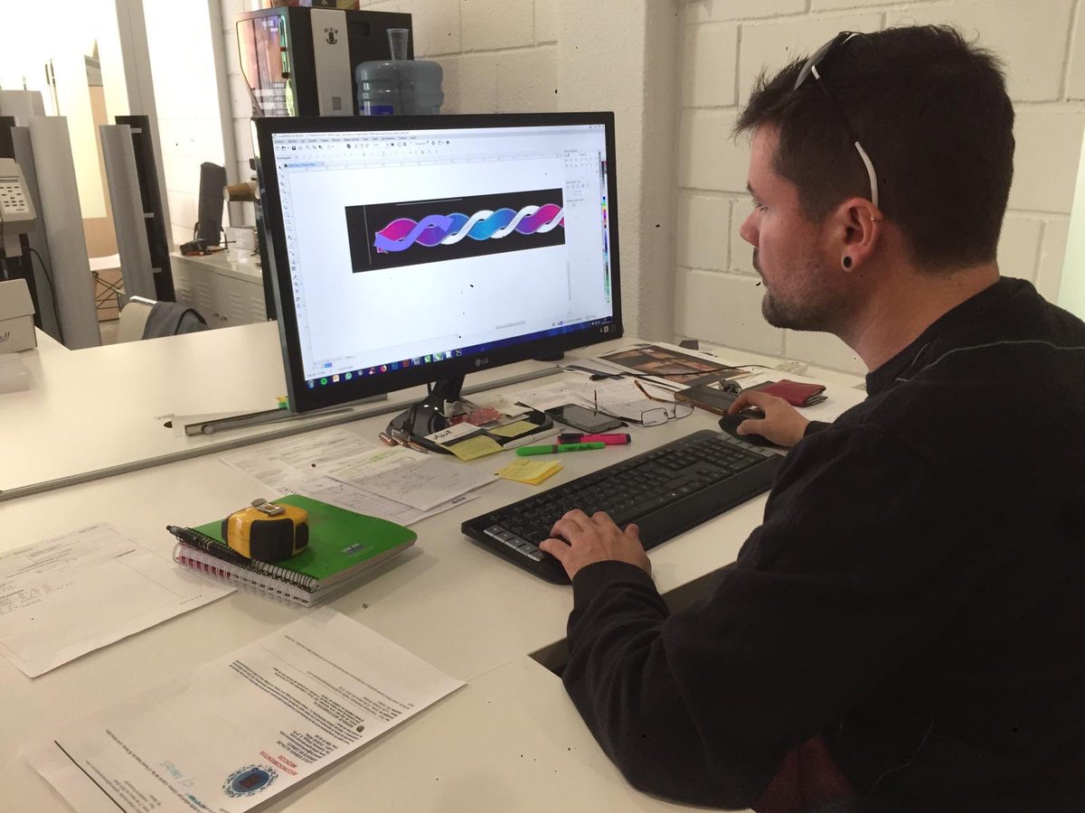 impresionacr's tweet photo. El #diseñodigital de cada proyecto es uno de los pilares más a tener en cuenta antes de que pase a manos del personal de taller 🤓💻🎨 ¿Qué tendrán entre manos para reflejar ese nivel de concentración? 🤔
https://t.co/Yt0fTs8gp2✔️#design #rotulaciondigital #computerdesign https://t.co/pmBQgivsuJ