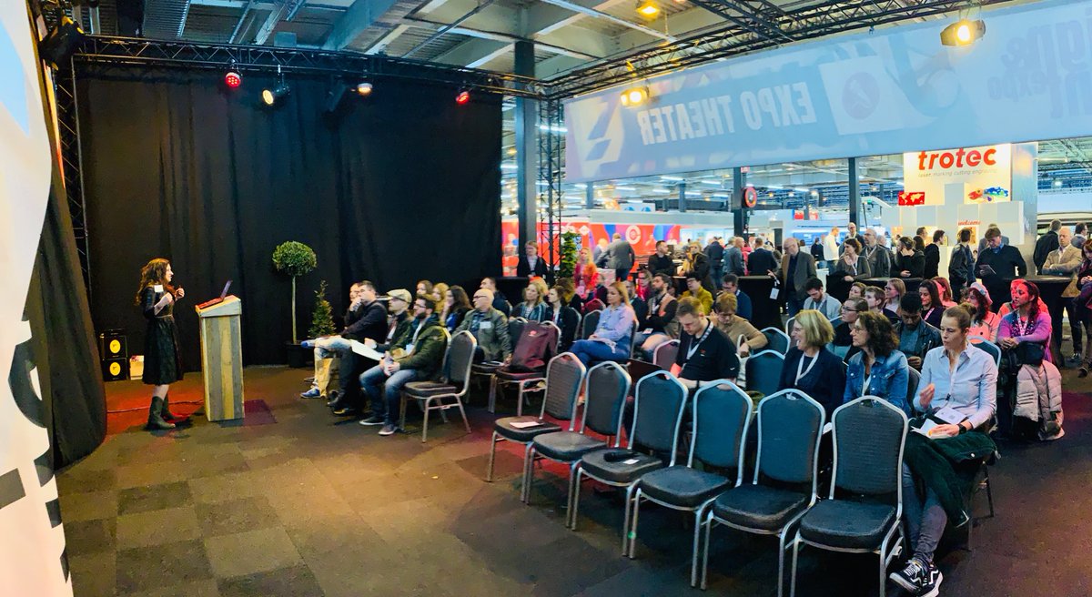 Volle bak voor ⁦<a href="/isontwerp/">isontwerp.nl</a>⁩ presentatie op expo theater tijdens #signprintexpo. Één tip: planthetvoort.nl ☺️