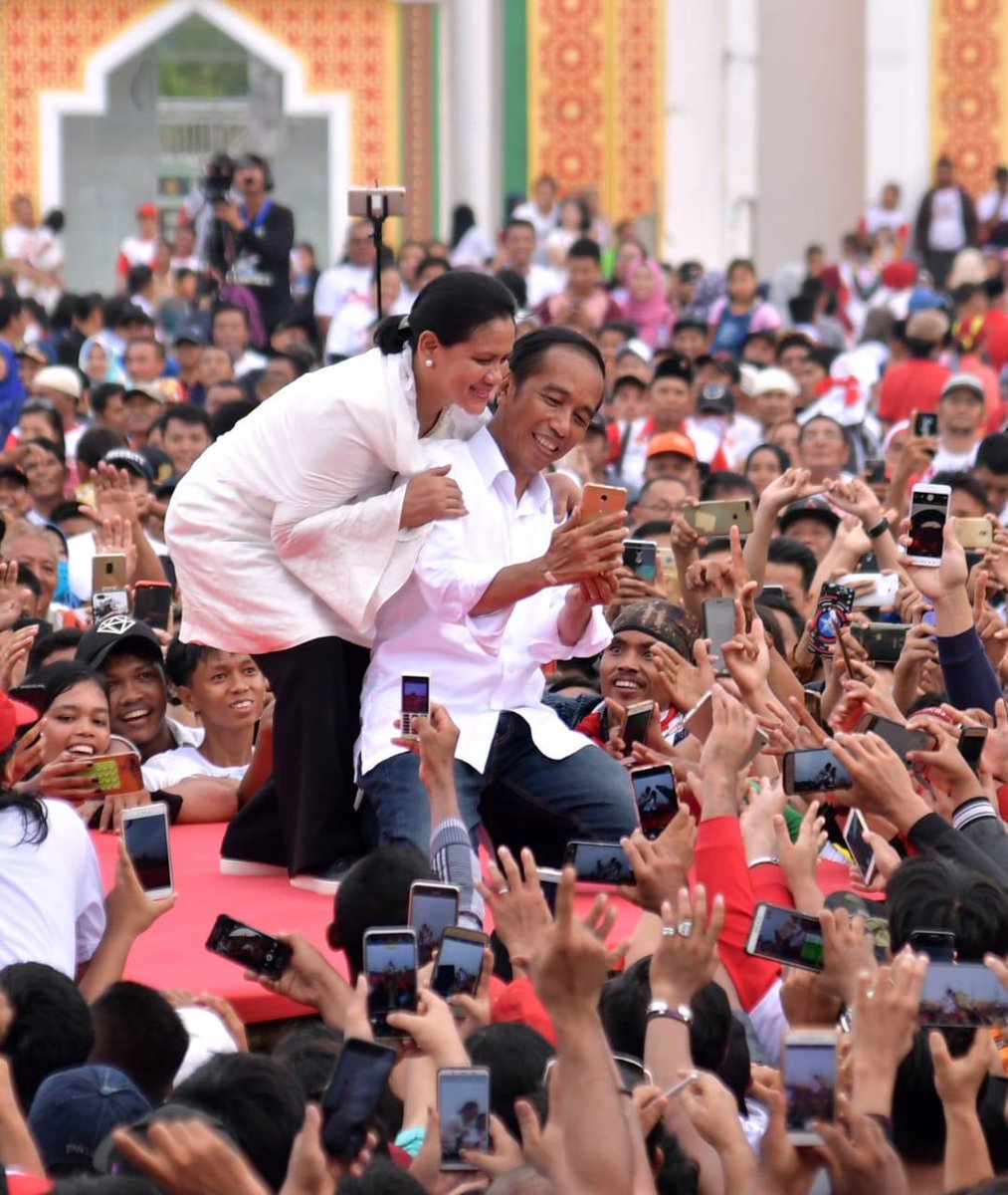 jokowi's tweet photo. Bukan hendak berpose romantis di atas panggung, tapi warga Dumai juga memanggil-manggil Ibu Negara untuk mendekat. Selamat malam. https://t.co/9mmeoc787u