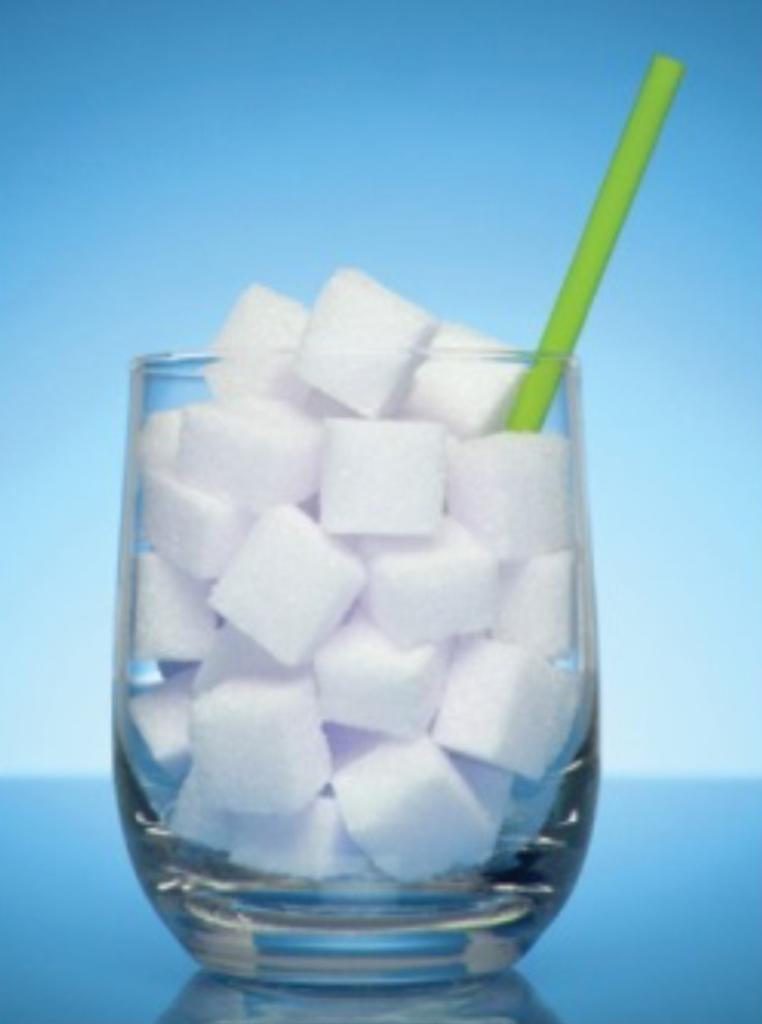 HeartNews's tweet photo. People living in the U.S. consume about 34 pounds of added sugar every year from consumption of sugary drinks. An estimated 40,000 people in the U.S. die from heart problems each year caused by consuming too many sugary drinks alone. https://t.co/jhdn2WBc0c