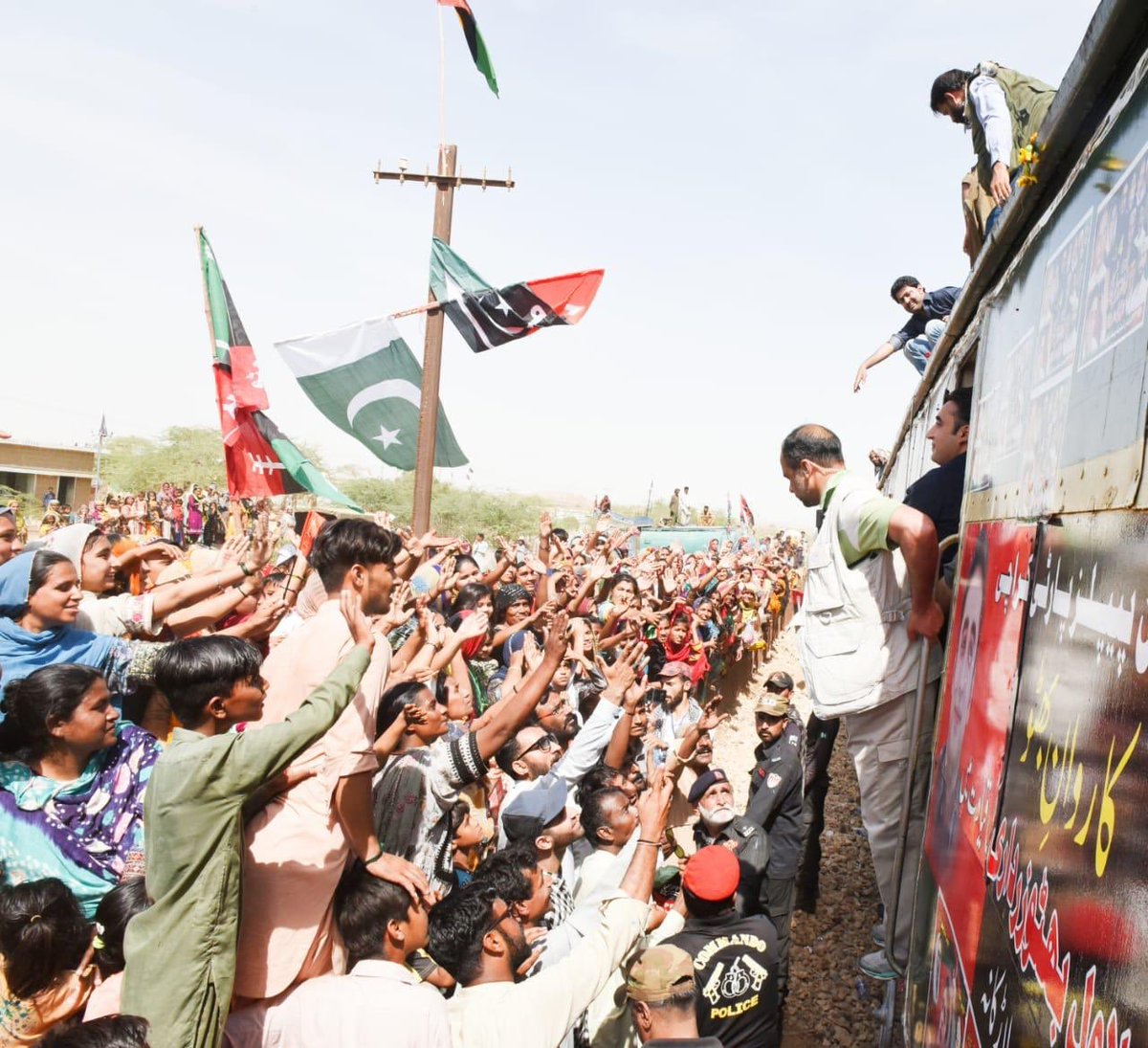 Jiyalas in #Kotri as far as the eye can see. #KarawaneBhutto