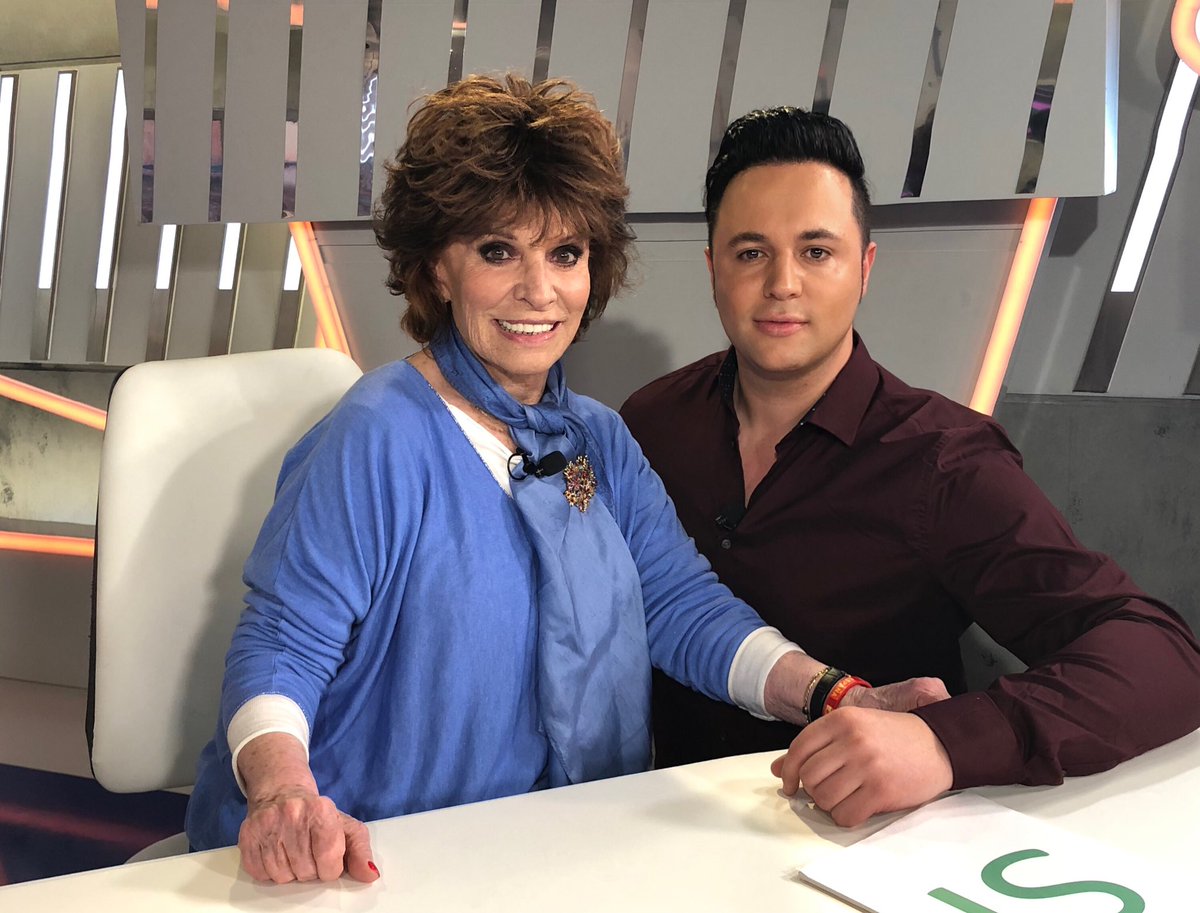 gorkacastanotv's tweet photo. ¡Gracias Encarnita Polo! 😍No os perdáis “Nuestro primer programa Weekend” todos los fines de semana a las 17:30 en la tdt @dejatetv 🎥🔴 #tv #picoftheday #entrevista #pic #television #encarnitapolo #pacopacopaco https://t.co/PTDkiF3Z11