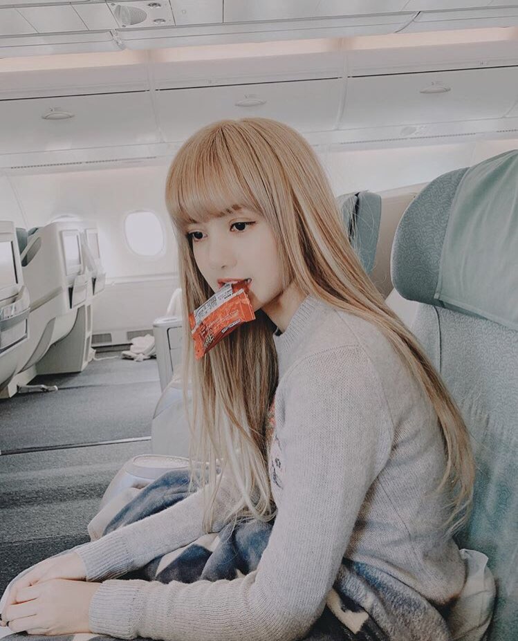 LISANATIONS_'s tweet photo. Happiest birthday to our beloved Lisa! We hope that you will always be accompanied by happiness, good health &amp; positivity ✨

You have been doing so well in life! Thank you lisa for everything, let’s be happy today 💜 #AceLalisaDay https://t.co/fziyUrmJrR
