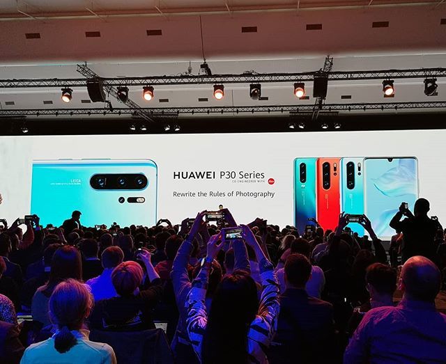 EnClaveGeek's tweet photo. ¡YA ES OFICIAL! 
Huawei acaba de presentar la nueva gama P. Huawei P30 y Huawei P30 Pro.

Seguimos para ver sus características y novedades.. todo desde París!

@huaweimobileesp #HuaweiP30 #reescribelasreglas
#rewritetherules https://t.co/p0BZoeJcIl https://t.co/5WCkjNPFEE