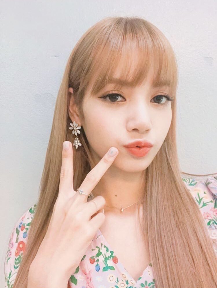 LISANATIONS_'s tweet photo. Reply us with your favorite selfie of Lisa ✌🏻
#AceLalisaDay https://t.co/GFBN3tMiE4