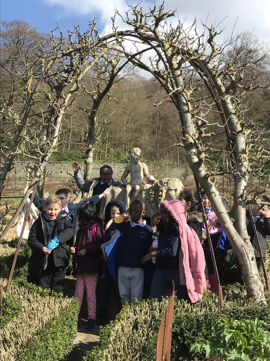 AHPA_Year2's tweet photo. The children have been learning about different types of trees #trees #scentedgarden #chatsworthhouse https://t.co/8NYv3ggOCo